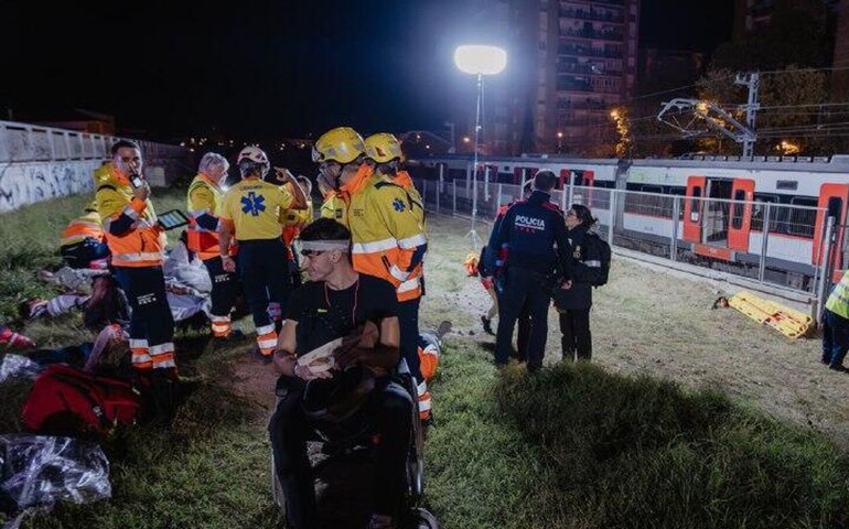 Trem colide com estrutura caída sobre trilhos na Catalunha e deixa feridos