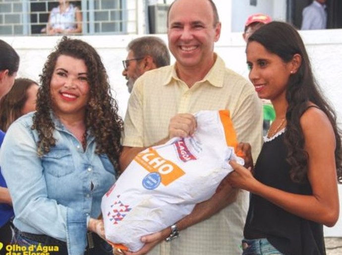 Prefeito de Olho d’Água das Flores entrega sementes aos agricultores