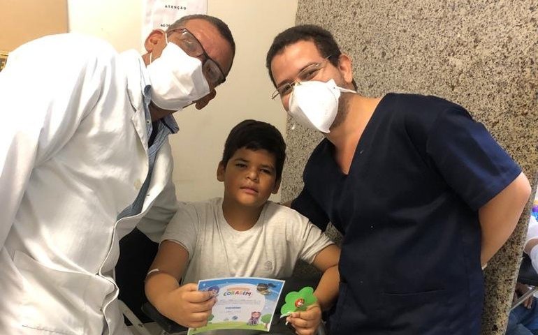 Crianças recebem certificado de coragem após coleta de sangue