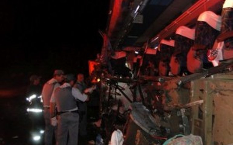 Acidente com ônibus de estudantes deixa dez mortos no interior de SP