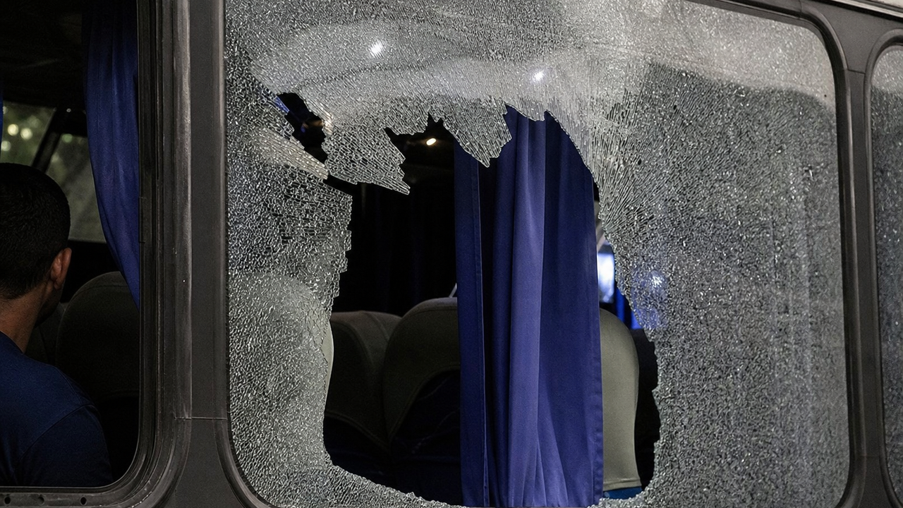 Ônibus com passageiros de evento gospel são apedrejados em Minas Gerais