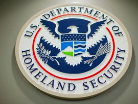 Câmara aprova projeto de lei para financiar o Departamento de Segurança Interna e encerrar a paralisação recorde.