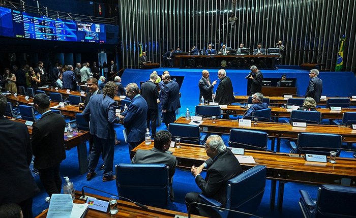 Senadores em votação no Plenário