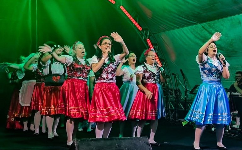 Apresentações culturais com grupos da terra marcam abertura do “Natal para toda família