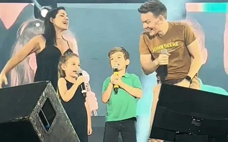 Filhos de Michel Teló cantam em show do pai; 'Nova geração de Sandy & Junior', diz fã