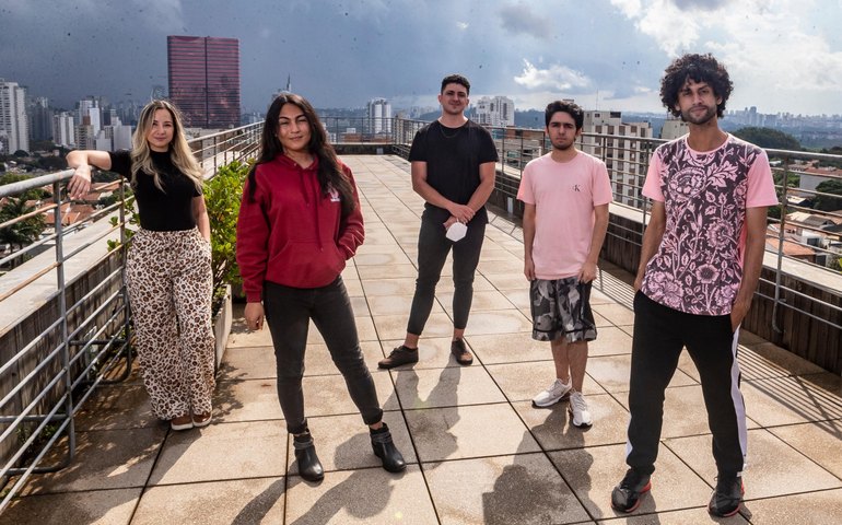 Escola gratuita ensina programação sem professor e tem 4 mil na lista de espera