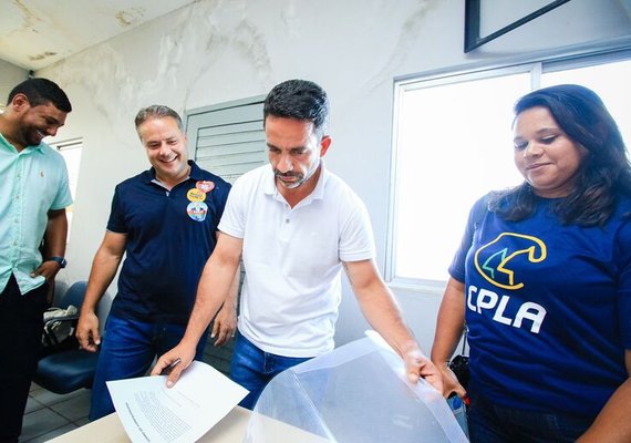 Paulo assina compromisso para manter Programa do Leite em Alagoas