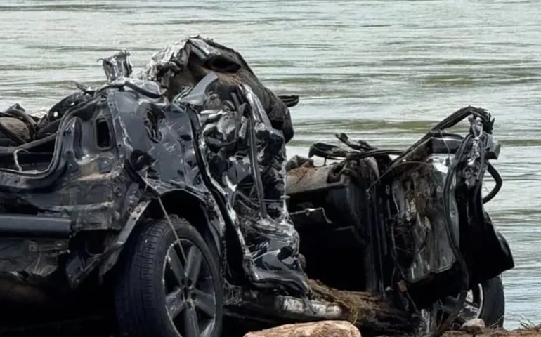 Carro com turistas é arrastado após ponte ceder durante temporal em Piranhas