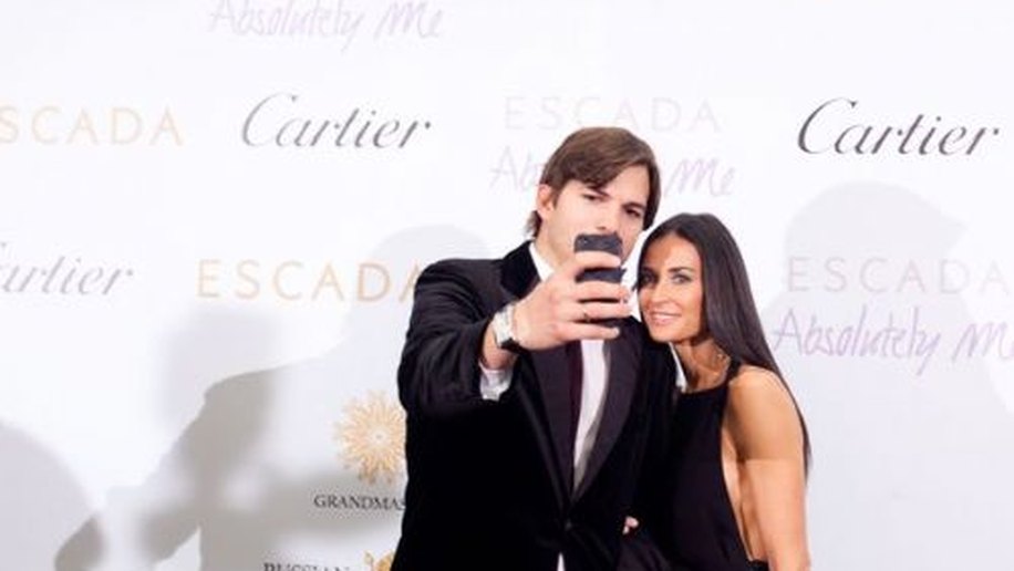 Demi Moore se relacionava com mulheres durante o casamento, diz site