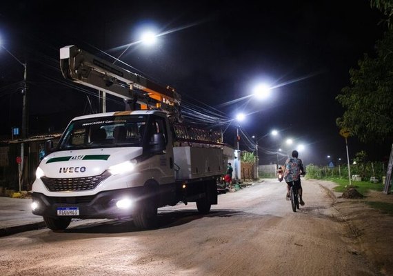 Conjunto 1º de Julho, no Benedito Bentes ganha nova iluminação em LED