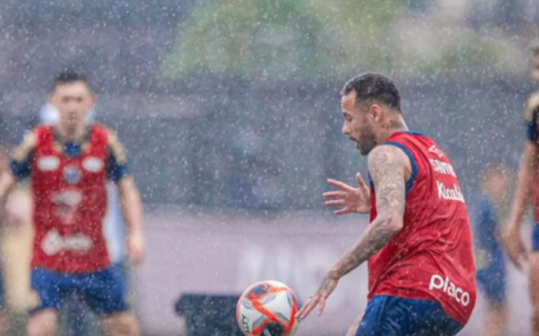 Neymar faz golaço por trás da trave em treino do Santos e colega brinca: 'Fácil, Ney?'