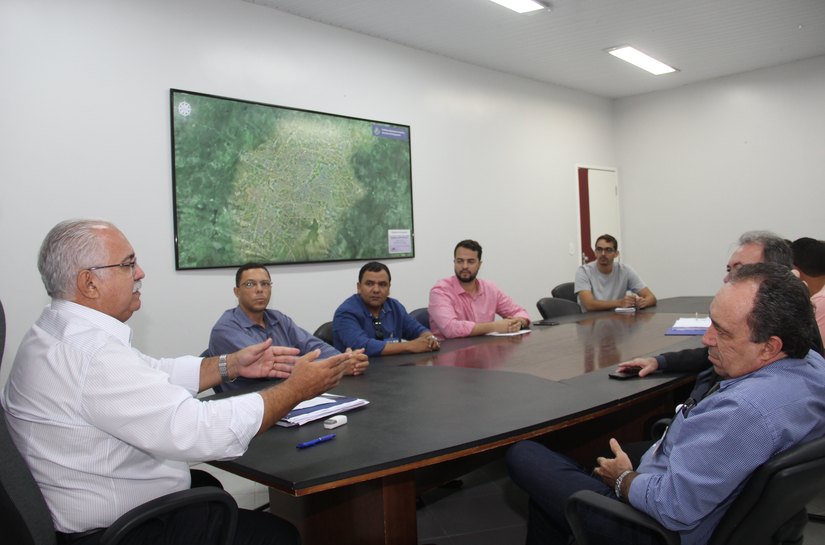 Teófilo se reúne com Caixa buscando soluções para obras inacabadas