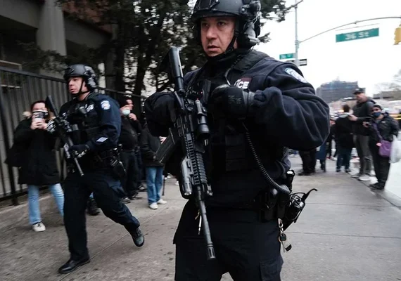 Polícia de Nova York prende suspeito pela morte de mulher que foi incendiada em metrô