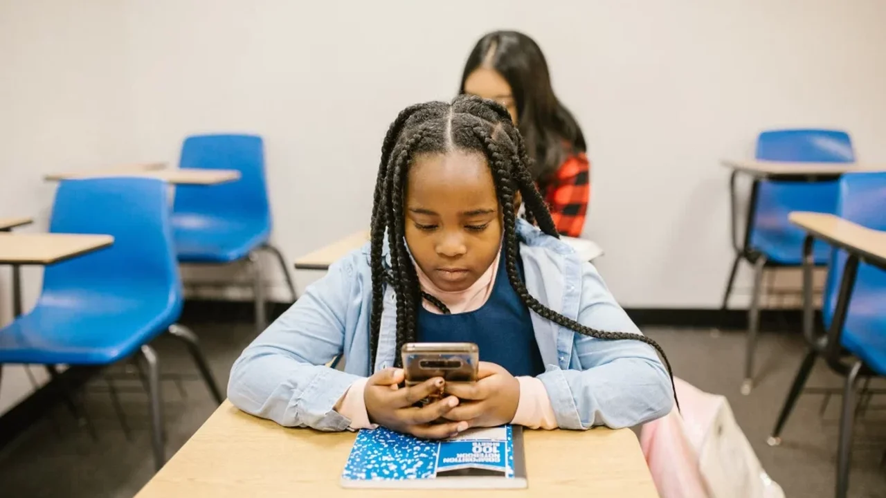 Celular nas escolas: inimigo do aprendizado?