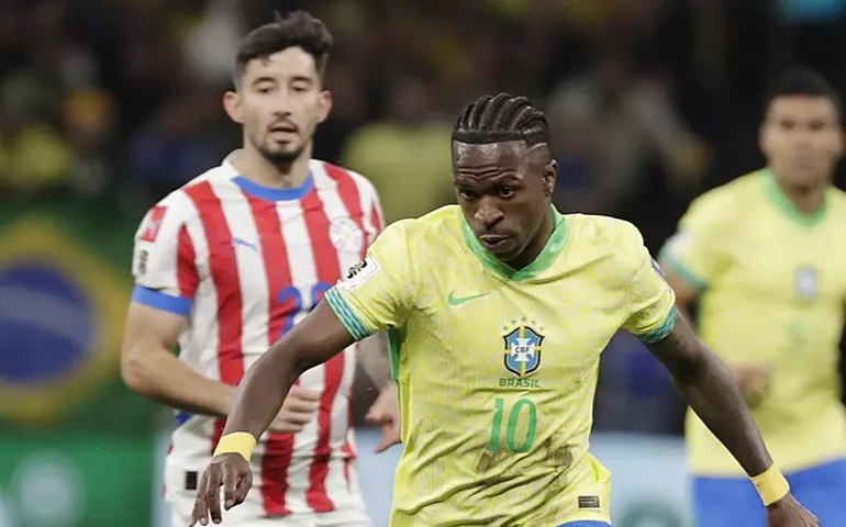 Vinicius Jr. marca 1º gol da 'era Ancelotti' no Brasil