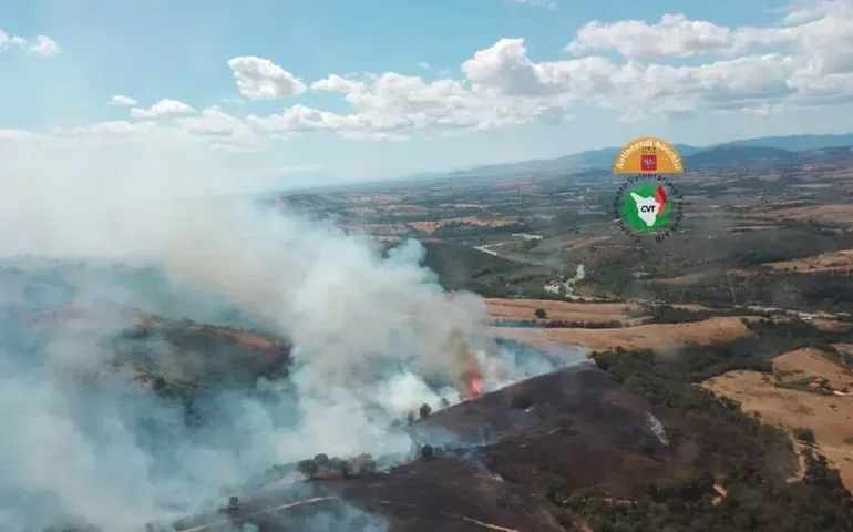 Incêndio em cidade na Itália paralisa trens e evacua hotel