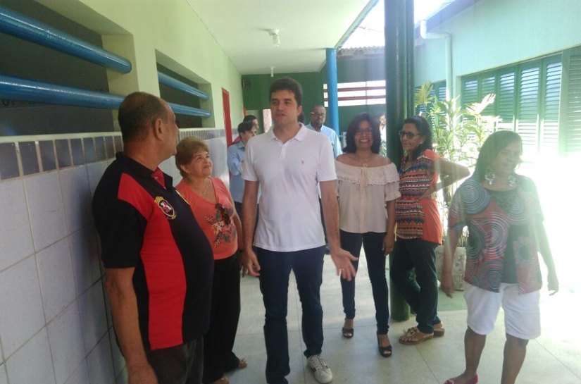 Prefeito Rui Palmeira visita escola Lamenha Lins, após reforma
