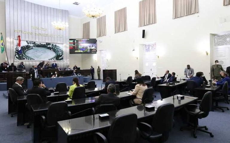 Deputados aprovam projeto que institui o programa “Bolsa Escola 10”