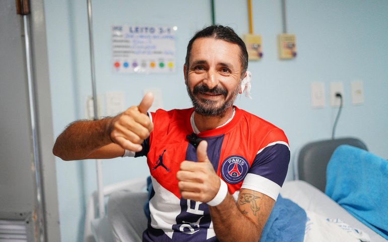 Artesão queimado em tentativa de latrocínio tem alta do HGE e volta para casa da família