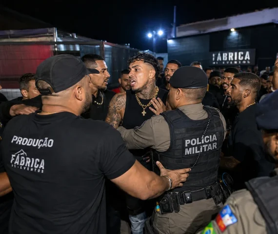 Show de MC Livinho em Maceió termina em confusão generalizada e agressão