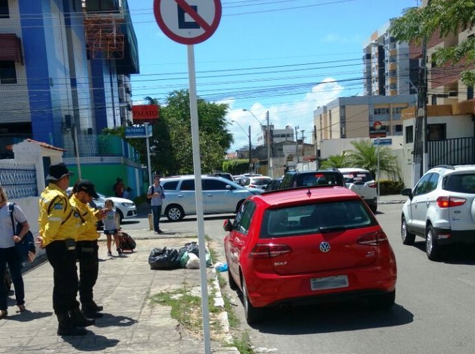 Fiscalização de trânsito perto de escolas orienta pais condutores