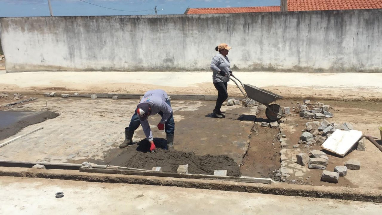 Mão de obra feminina se destaca nas obras do Minha Cidade Linda