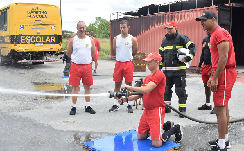 Comandante-geral do Corpo de Bombeiros participa de exercício com fogo real no Batalhão de Incêndio