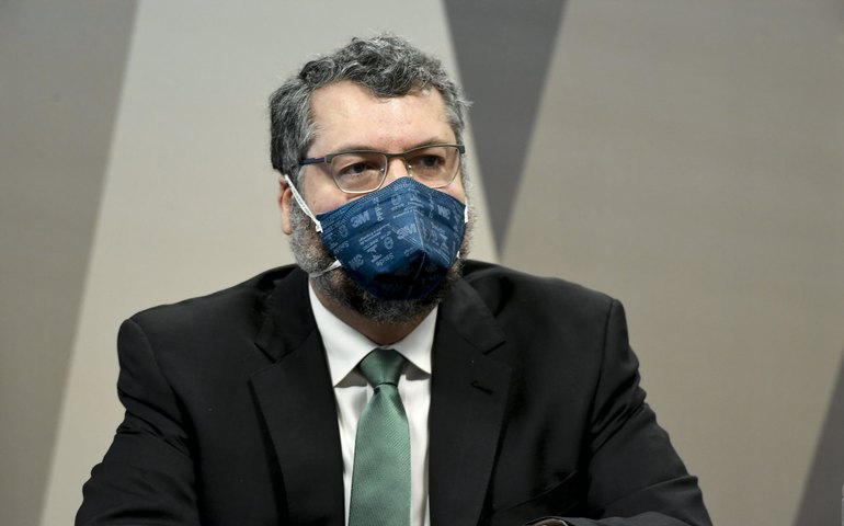 Araújo tenta fazer defesa de gestão no Itamaraty e fala em boa relação com China