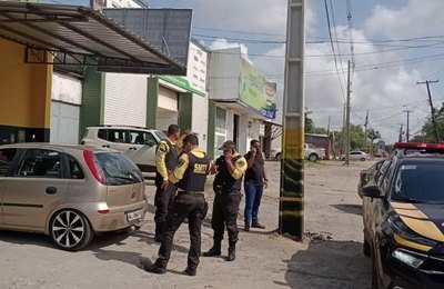 Agentes da DMTT abordam carro com placa adulterada já flagrado por câmeras do NOI
