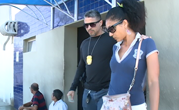 Cléa Fernanda deixa Central de Flagrantes após prestar depoimento (Crédito: Reprodução TV Pajuçara)