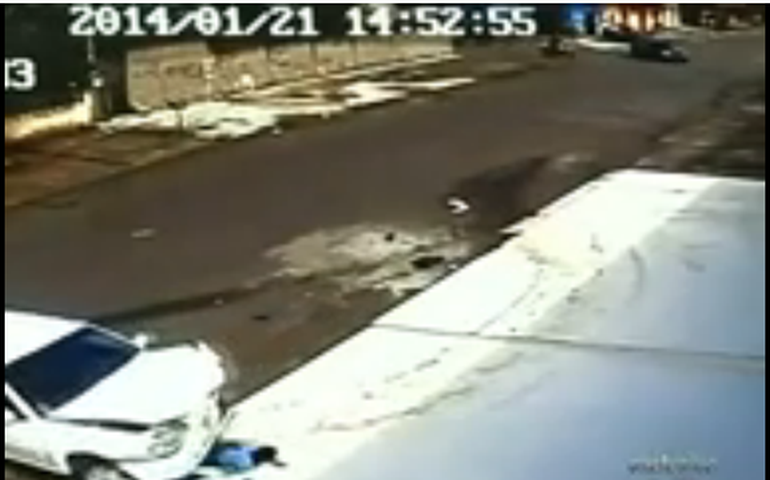 Em GO, carro passa por cima de criança e da avó