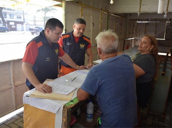 Bombeiros iniciam vistorias em barracas de fogos de artifício para garantir segurança nas vendas