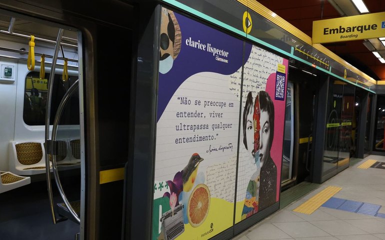 Exposição em São Paulo leva Clarice Lispector para escadarias do metrô