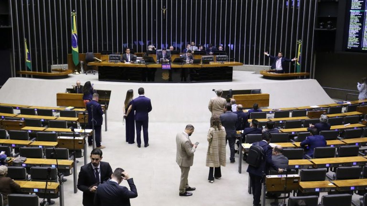 Relator do projeto que susta decreto do IOF publica parecer a favor da aprovação da derrubada