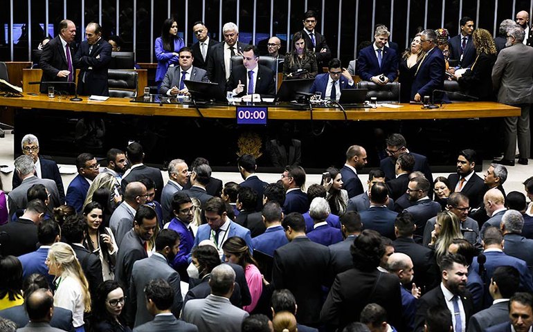 Derrubado veto de Bolsonaro a dedução de IR por doação a programa de saúde