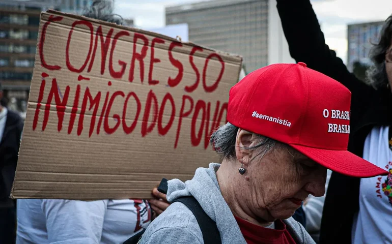 Manifestantes ocupam ruas pelo país em atos contra anistia e PEC da Blindagem