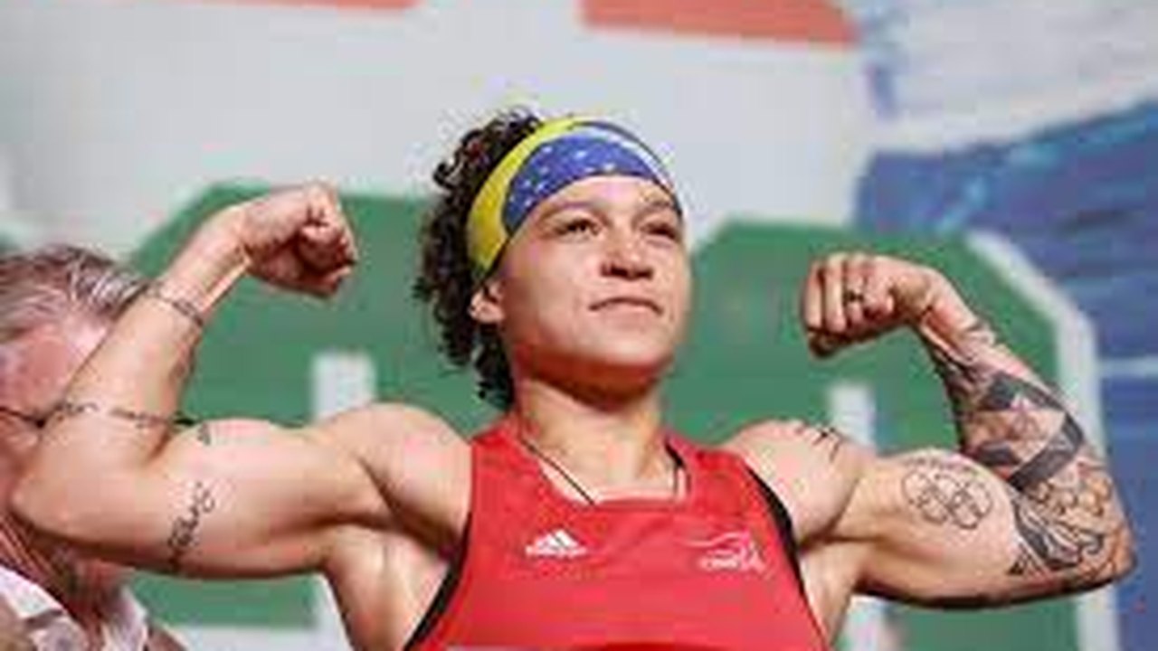 Bia Ferreira fala sobre carreira híbrida e busca por vaga no boxe olímpico em Paris-2024