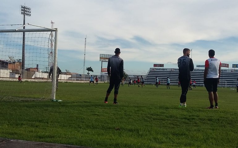 Sem Dida, goleiro Alexandre treina com o ASA