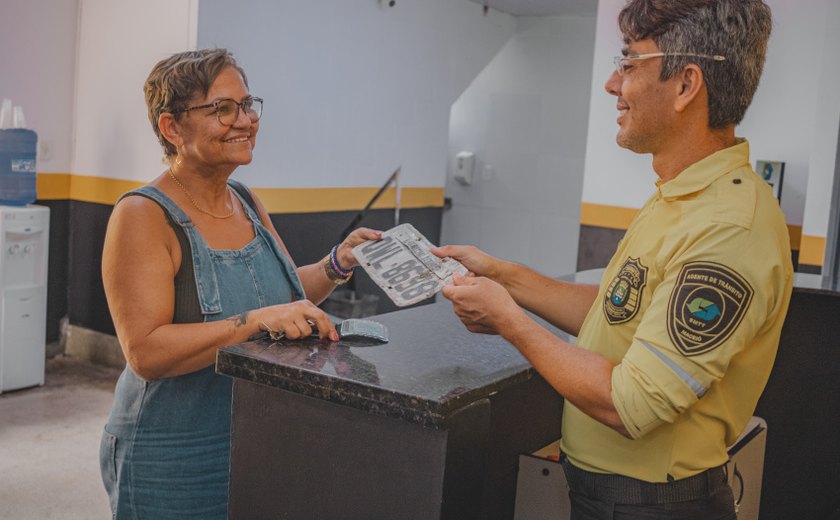 DMTT entrega placas perdidas durante a chuva em Maceió