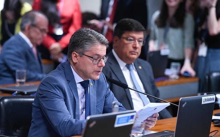 CAE aprova, em votação simbólica, PL das offshores e suspende sessão para buscar acordo final