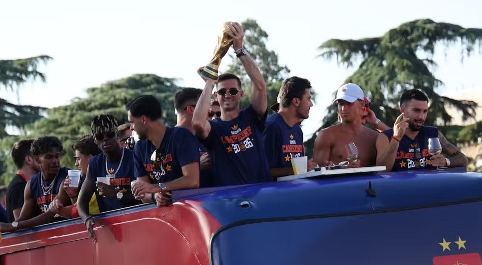 Jogadores desembarcaram na Espanha na manhã desta segunda (20) e seguem em festa