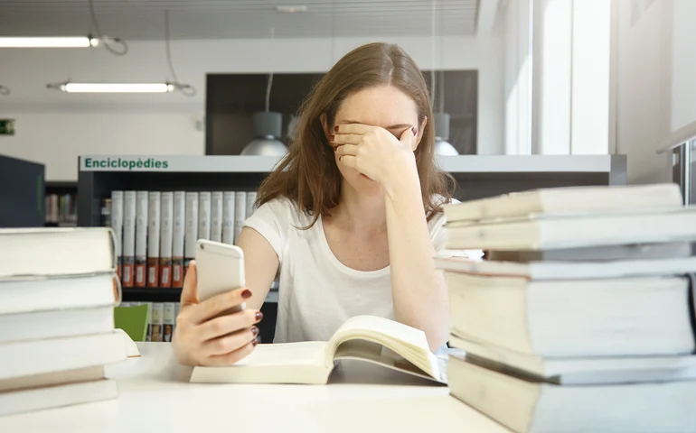 Excesso de estímulos digitais dificulta o aprendizado e faz jovens evitarem pedir ajuda