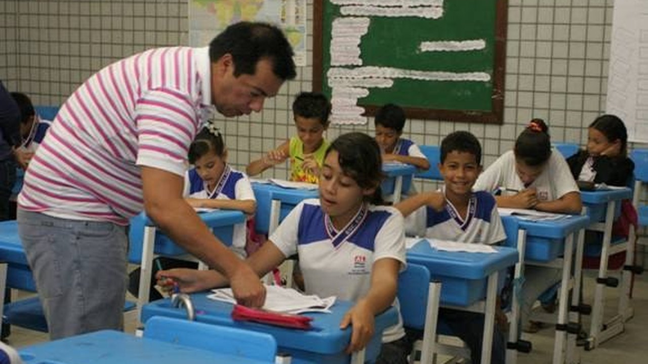 Escolas estaduais fecham nesta quarta-feira, Dia do Professor