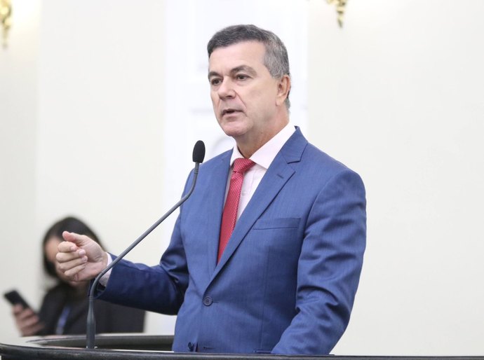 Deputado Ronaldo Medeiros destaca anúncio da construção de três novos campi do Ifal