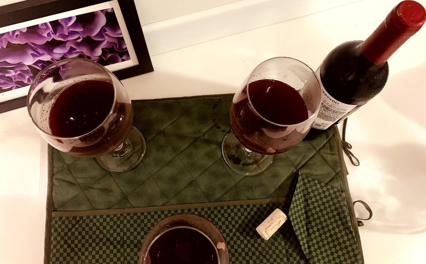 Do vinho ao álcool: França destina R$ 1 bilhão para transformar excedente da bebida em perfume e álcool em gel