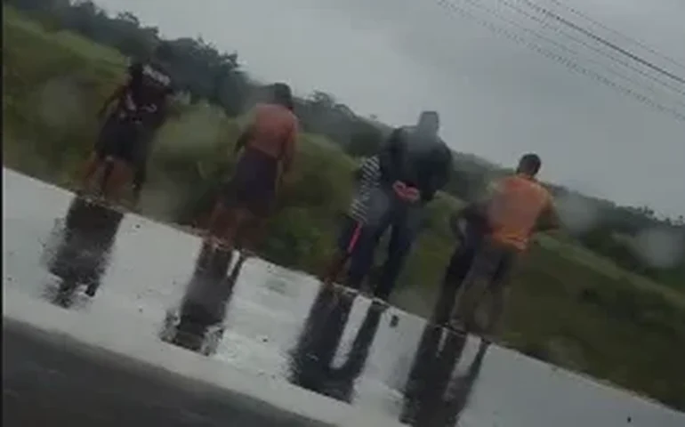 Hilux branca capota no povoado Santo Antônio (Gavião), em Palmeira dos Índios