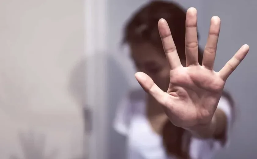 Homem é preso após descumprir medida protetiva e abordar ex-mulher na porta da escola em Maceió