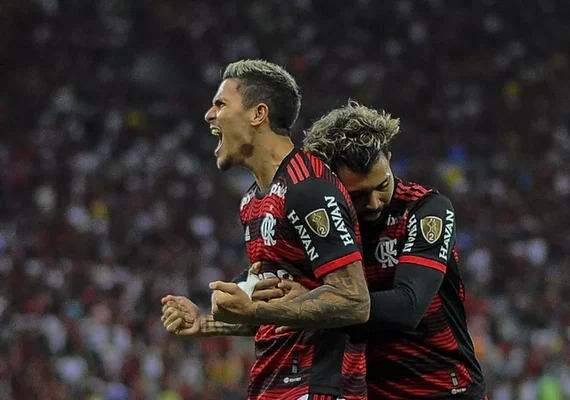 Pivô, combate e jogo aéreo: o que a comissão da Seleção viu (e gostou) de Pedro no Maracanã