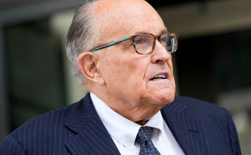 Rudolph Giuliani se apresenta para ouvir as acusações sobre o processo na Geórgia