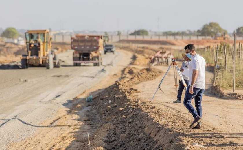 Prefeito JHC vistoria obras da Avenida Alice Carolina que vai beneficiar 200 mil pessoas